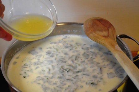 Zitronensaft in die kochende Milch Käse selber machen
