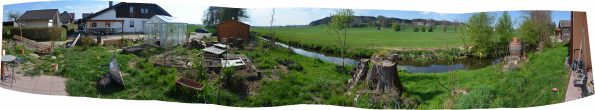 Haus und Beet Garten Panorama April 2019