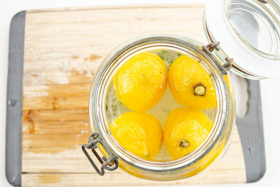 Zitronenlimonade selber machen mit frischen Zitronen