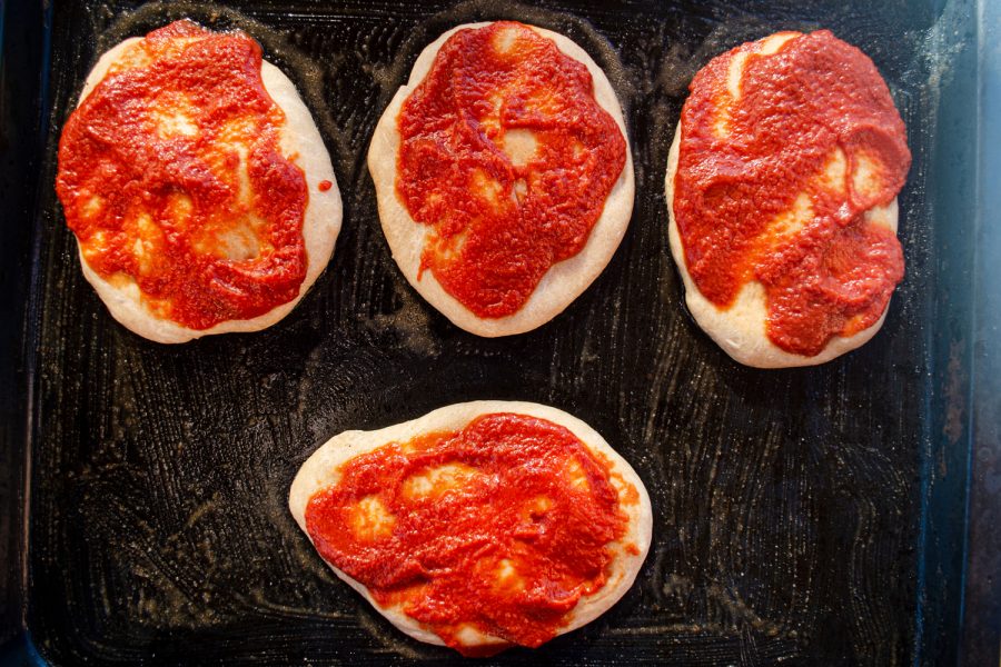 Pizzabrötchen mit Tomatensauce